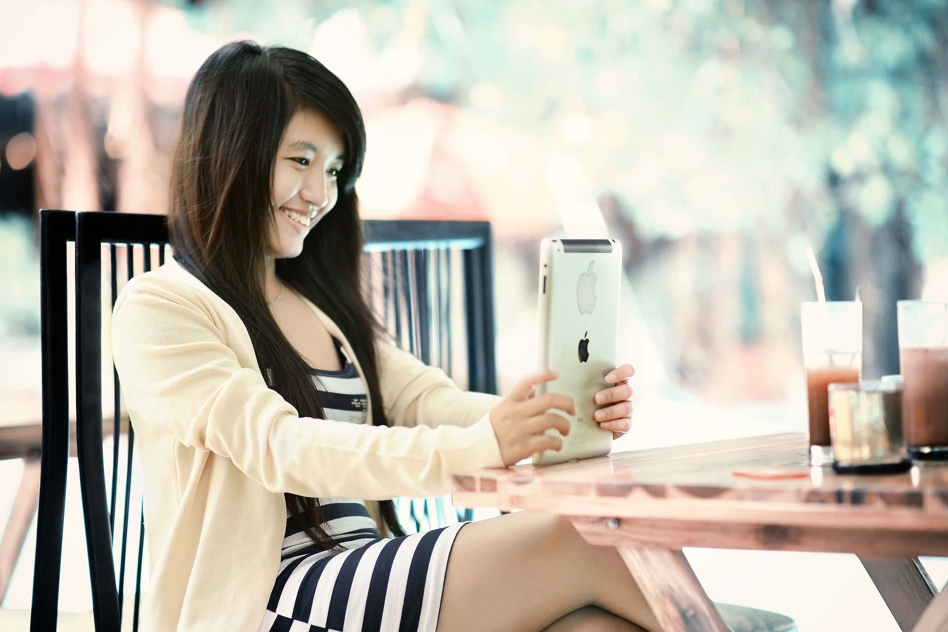 Mujer Soltera Smiling While Using Her iPad Wallpaper