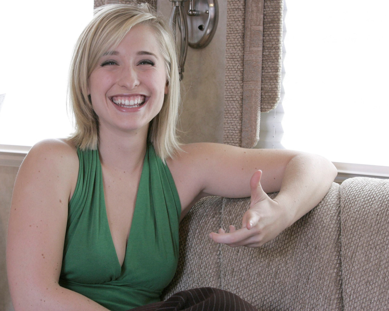 Allison Mack Wallpaper