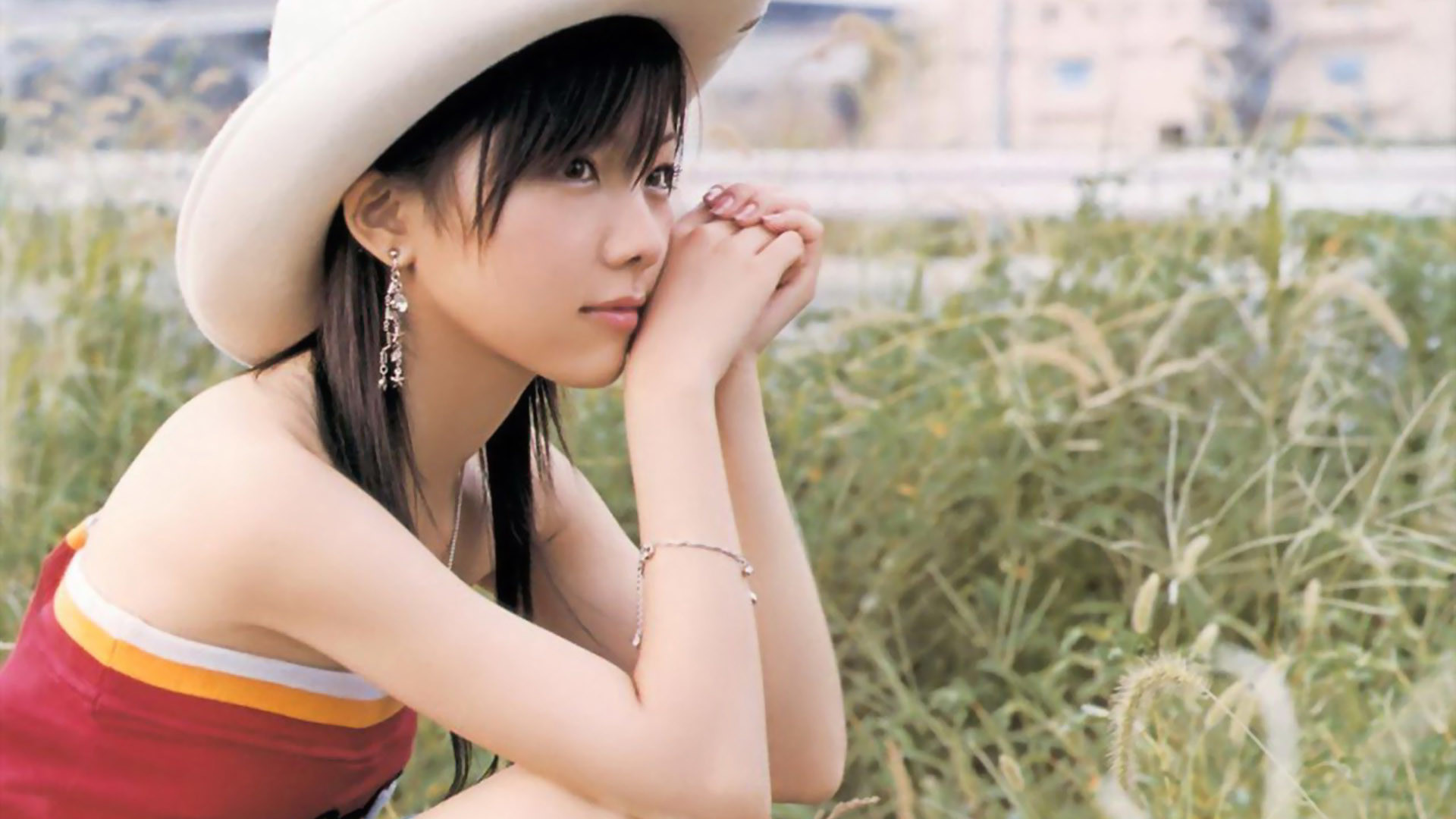 Korean Beautiful Girls Sitting In Field Wearing Hat Wallpaper