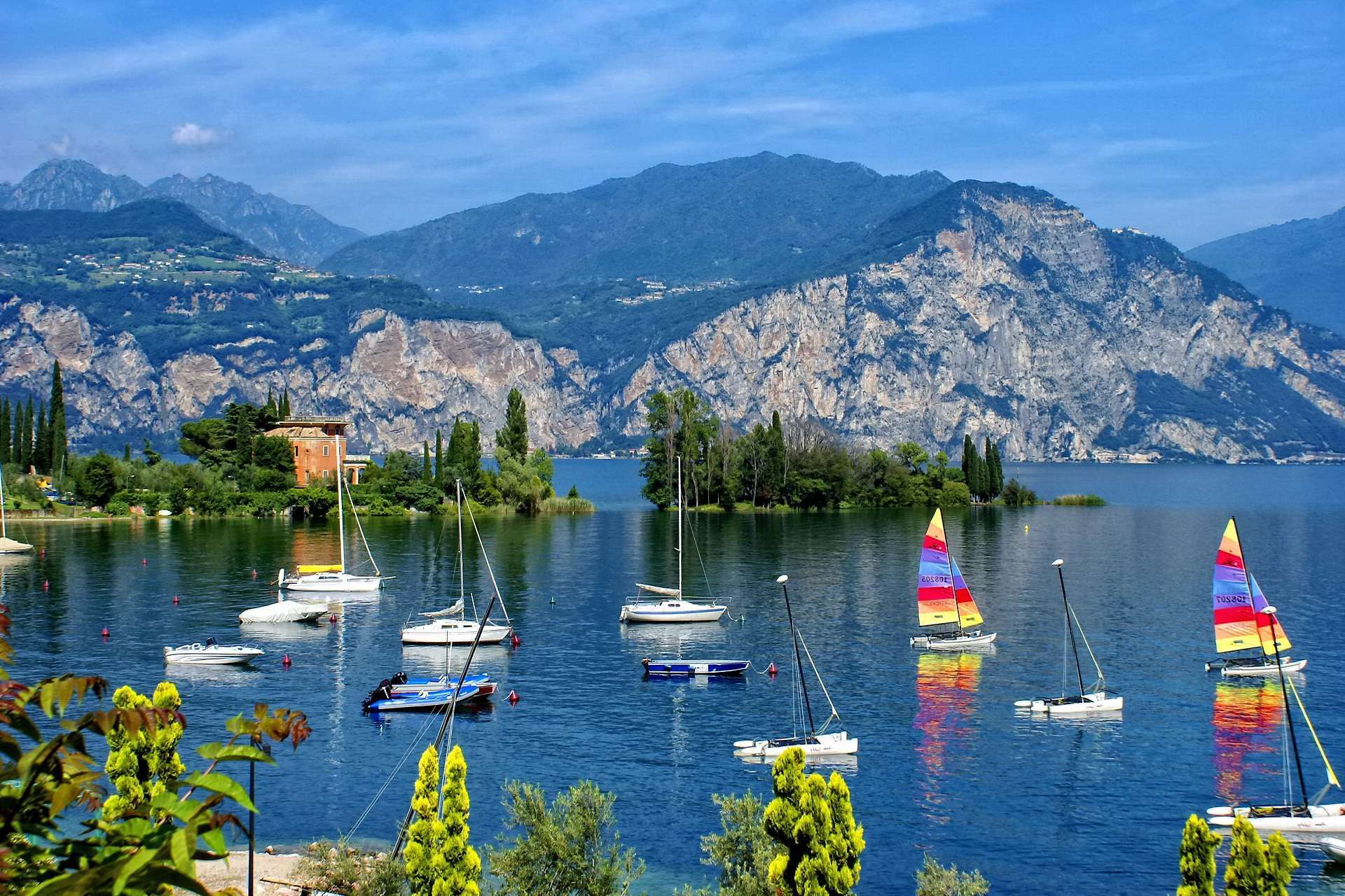 Boating Lake O Italy Wallpaper