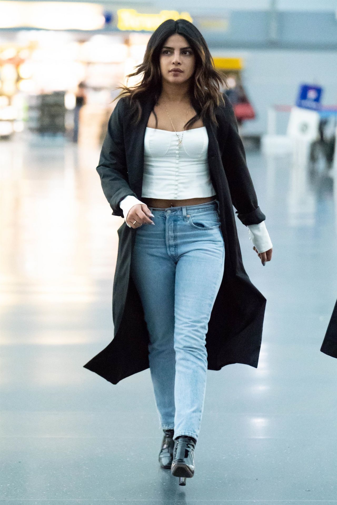 Priyanka Chopra Style Jfk Airport In New York City Wallpaper