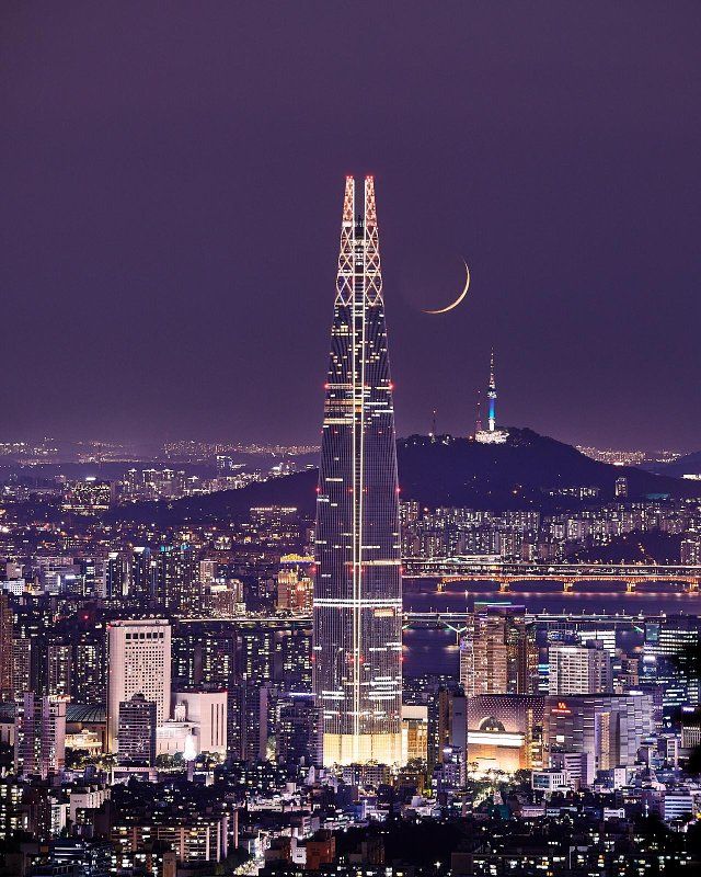 The moon between two towers in Seoul Korea [1600x1280][OC] 640x800