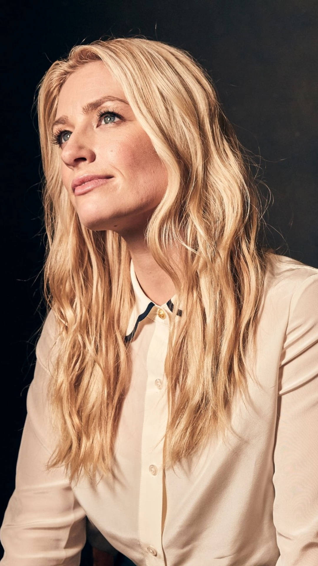Beth Behrs Winter Tca Wallpaper