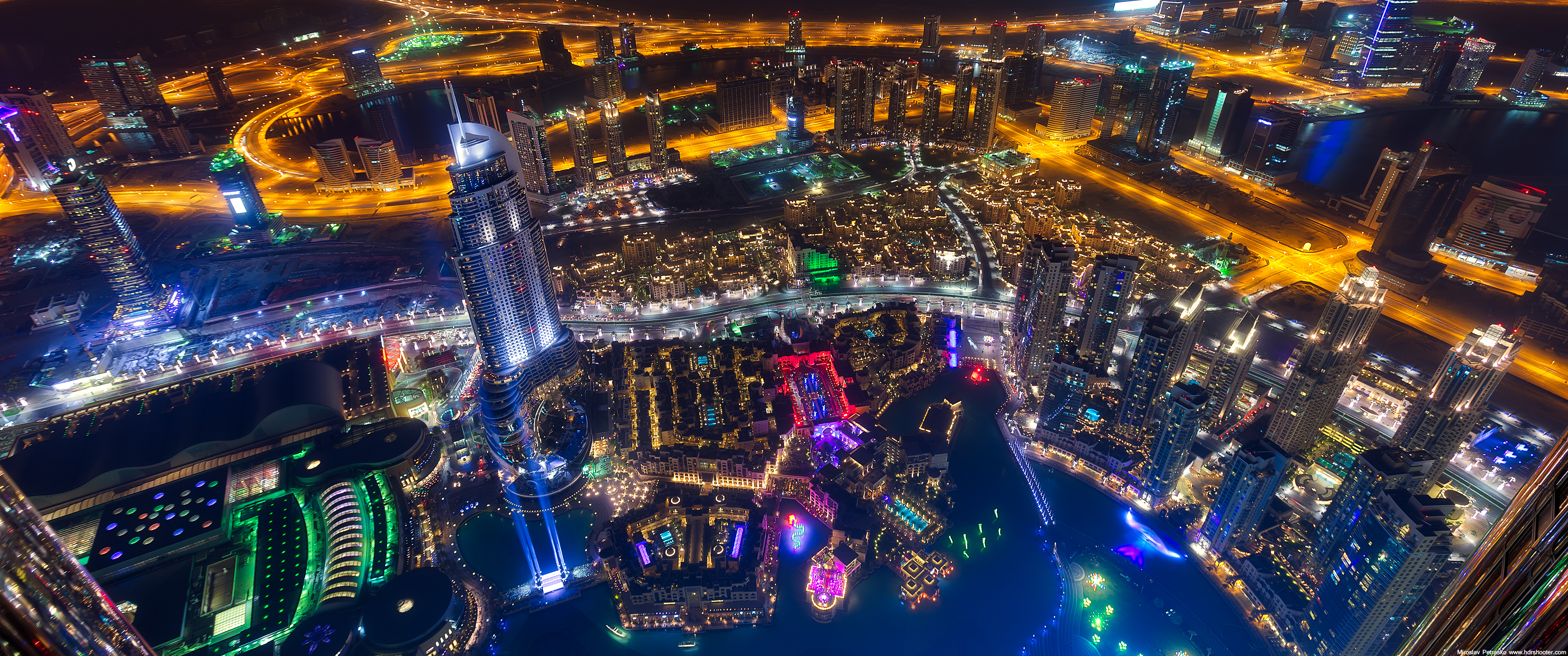 Dubai vào ban đêm là một thế giới khác. Với những tòa nhà cao chọc trời, đèn neon lung linh và các hoạt động giải trí đầy màu sắc, bạn sẽ không muốn bỏ qua bất kỳ bức ảnh nào của thành phố này vào ban đêm. Hãy tận hưởng thế giới ảo tuyệt đẹp này.