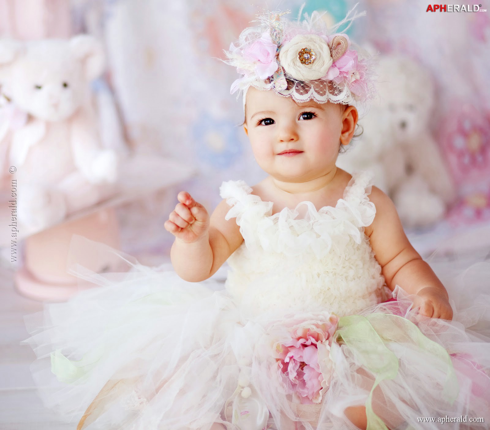 Funmozar Cute Baby Girl Wallpaper