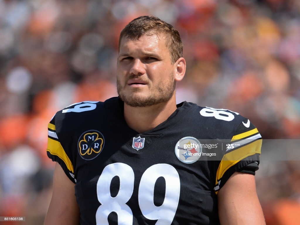 Tight End Vance Mcdonald Of The Pittsburgh Steelers Walks Along