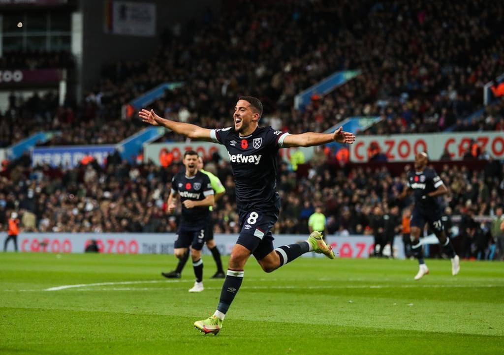 Pablo Fornals Triumphantly Celebrates On The Field Wallpaper