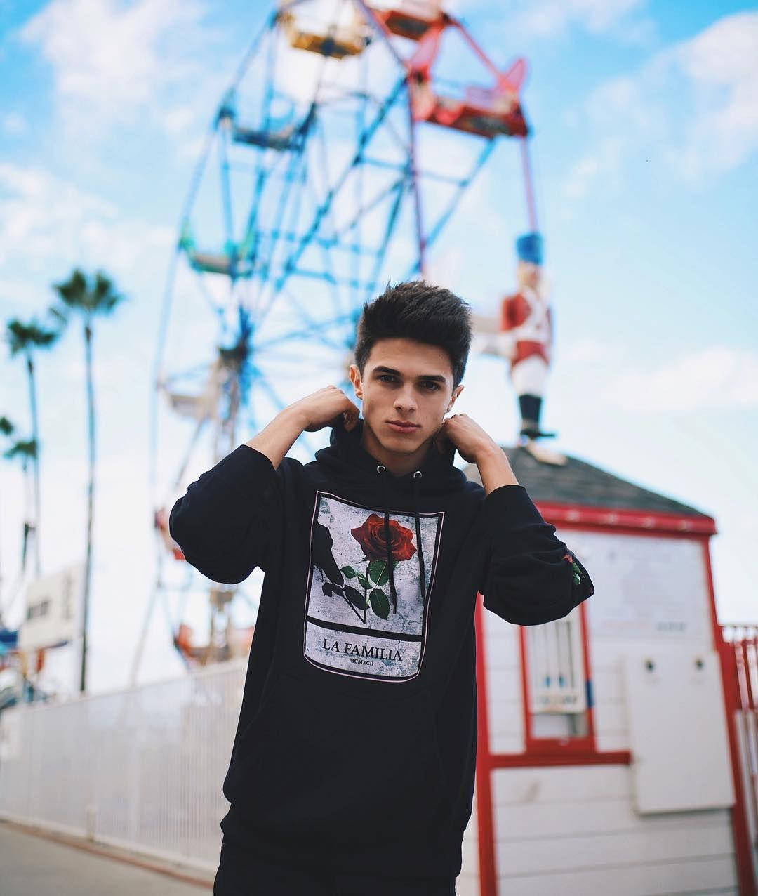 Famous Tiktokers Brent Rivera Ferris Wheel Tqdoh2jx8m5cw7yp Wallpaper