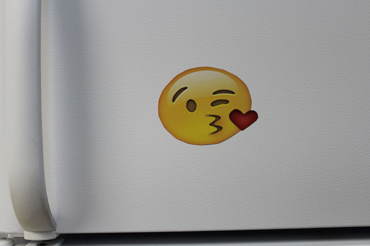 Kissy Face Emoji Mag Rielity