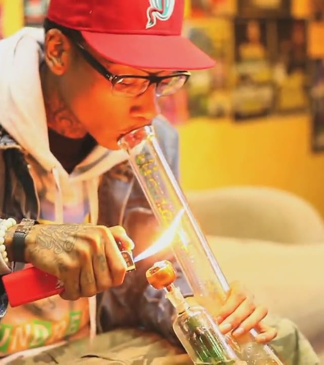 Wiz Khalifa Smoking A Bong Rap Wallpaper