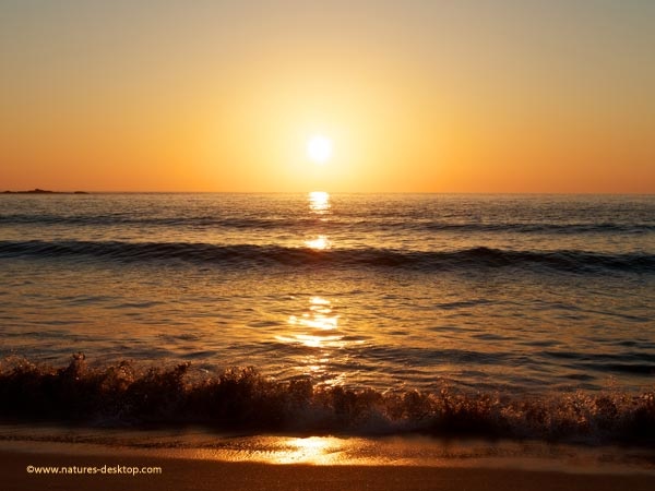 Desktop Wallpaper Of The Golden Sun Setting Over Ocean Waves On
