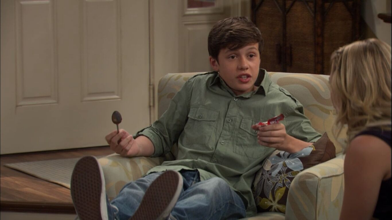 Nick Robinson In Melissa Joey Episode Spies Lies Picture Of