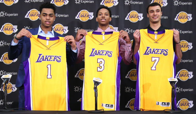 Angelo Russell Anthony Brown Y Larry Nance Jr Posan Con Sus Nuevas