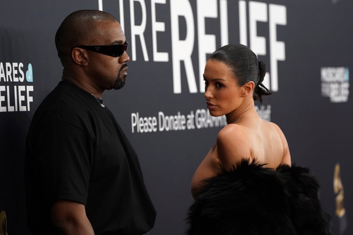 Kanye West Y Bianca Censori Escandalizan La Alfombra Roja De Los Grammy Wallpaper