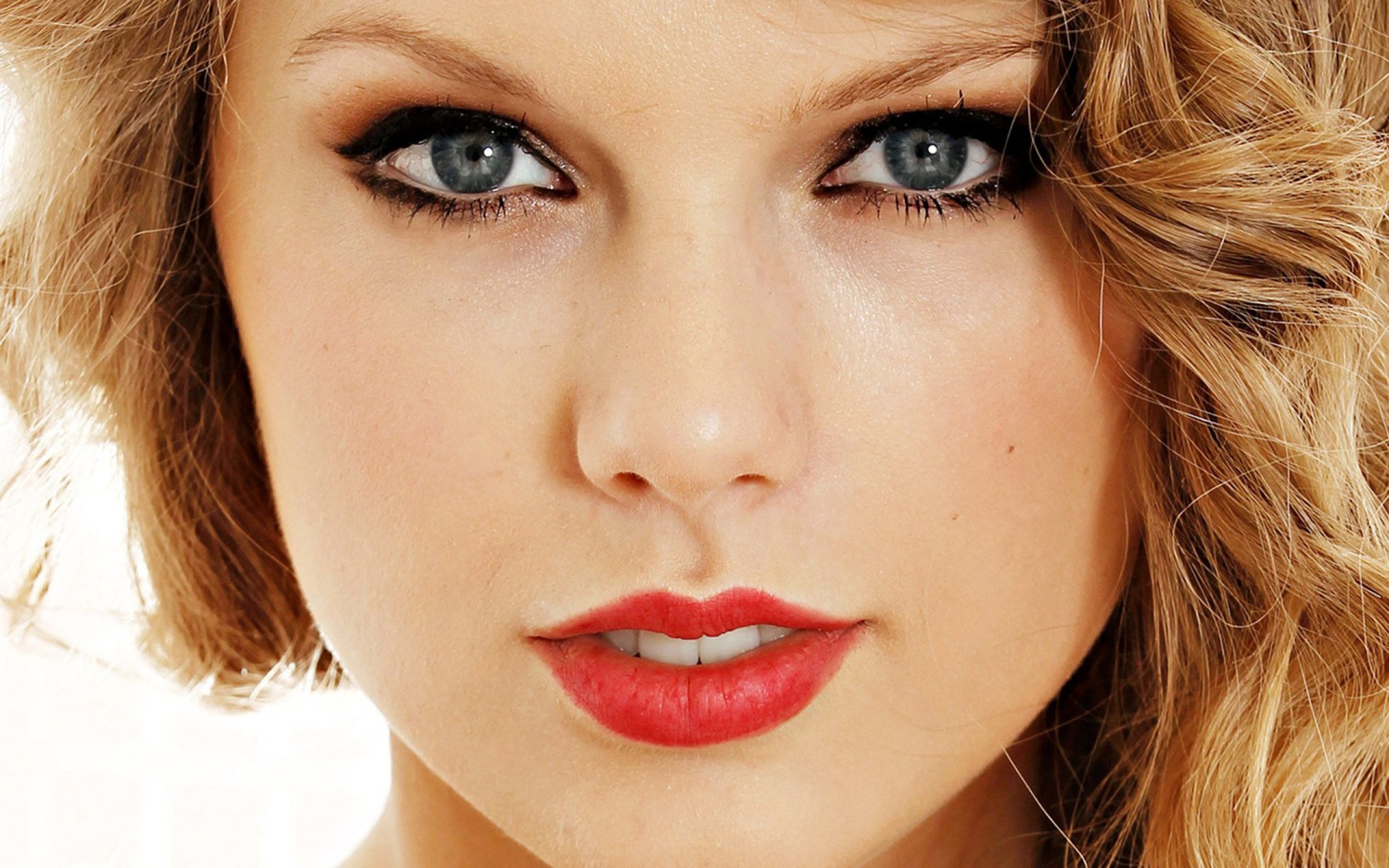 Beautiful Blonde Actress Taylor Swift HD Wallpaper