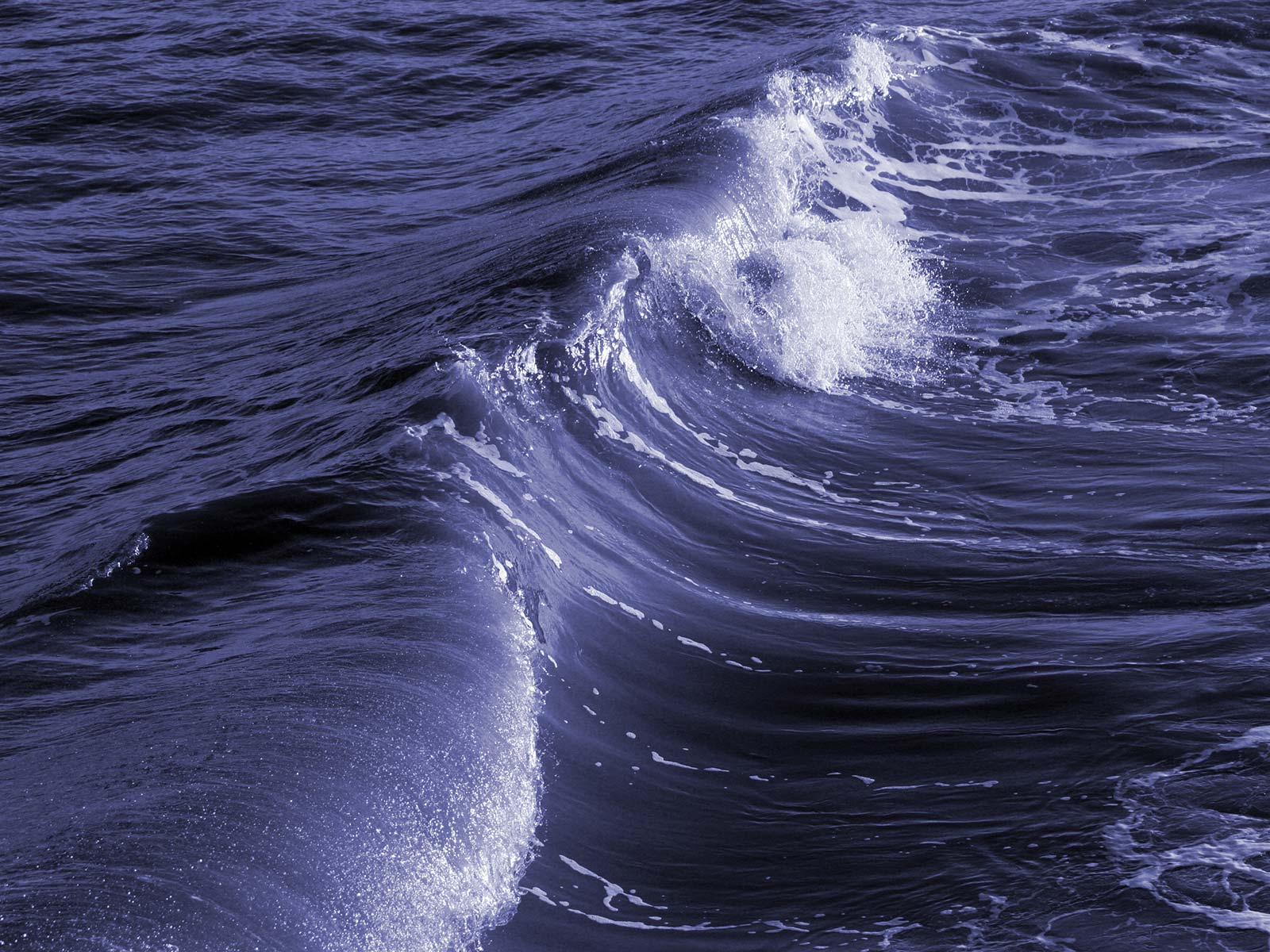 Desktop Wallpaper Of A Wave Breaking On Southwold Beach In Suffolk