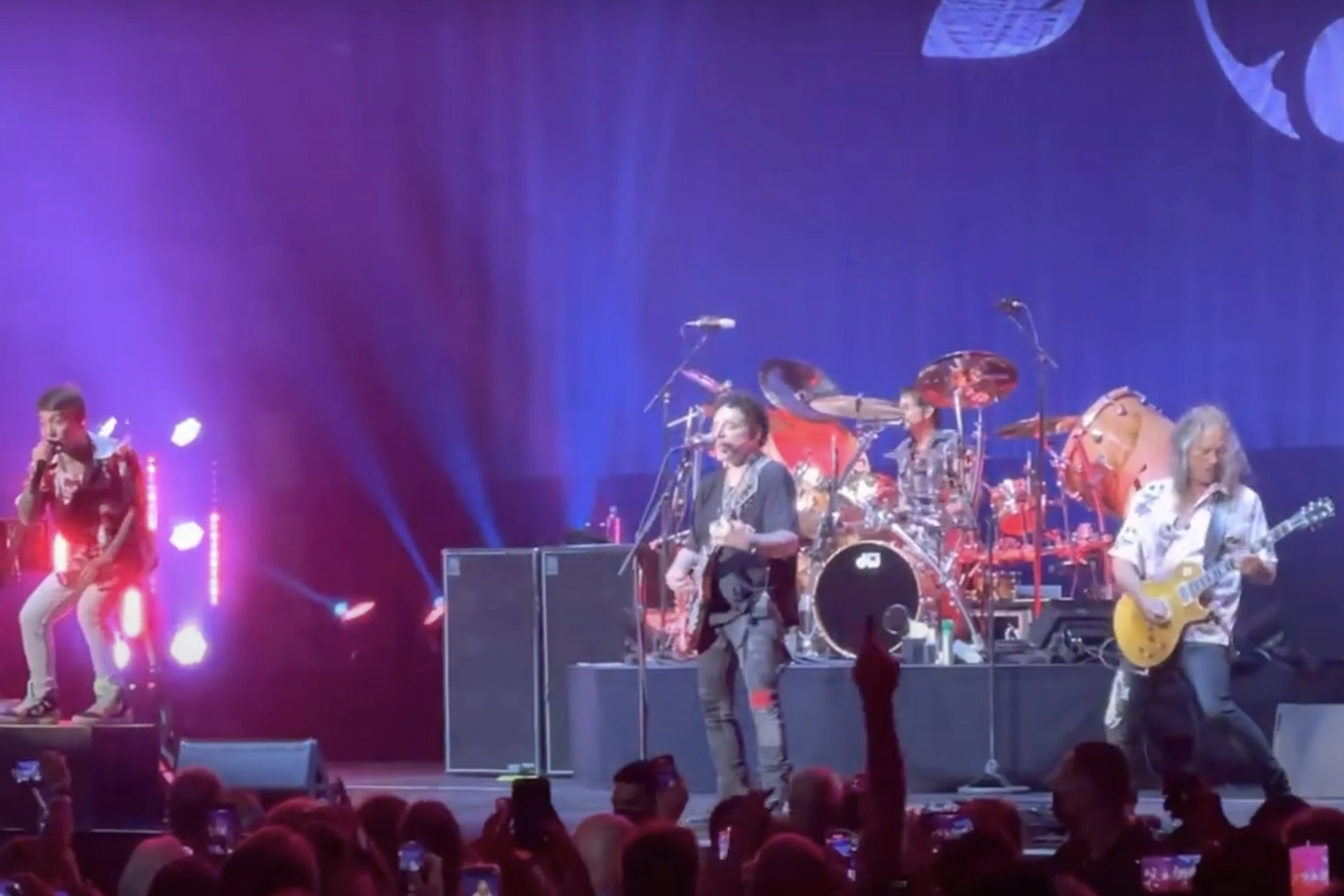 Watch Metallica S Kirk Hammett Jam With Journey Onstage Wallpaper