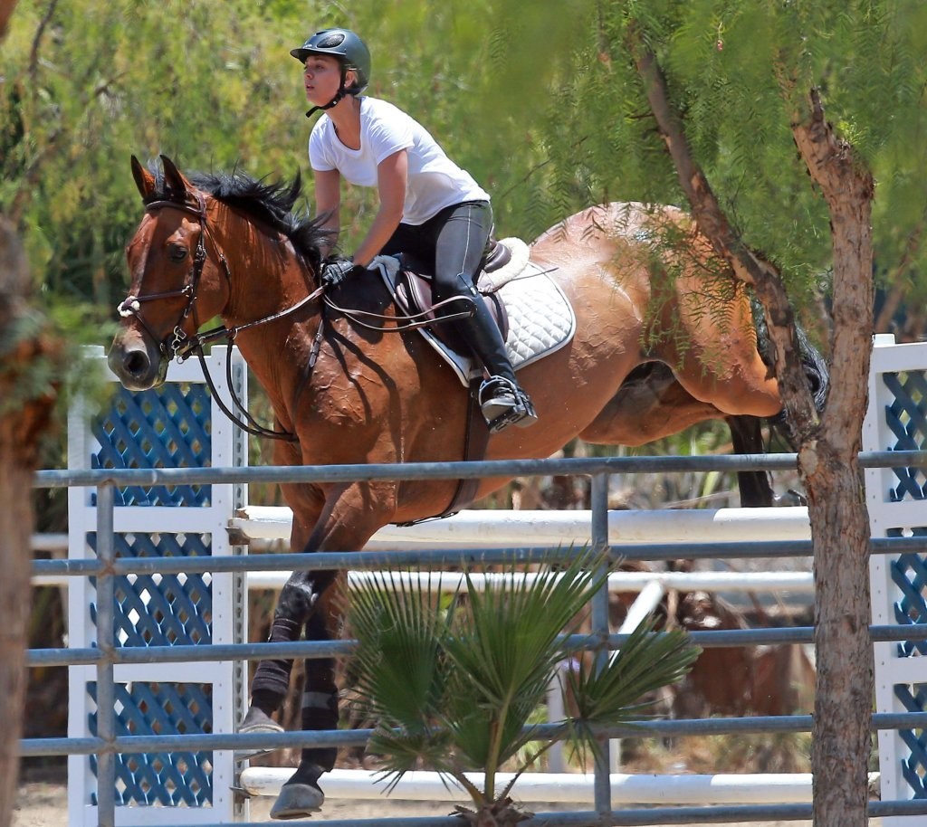 Kaley Cuoco Riding Horse Dsfwy6uzcprx Jpg