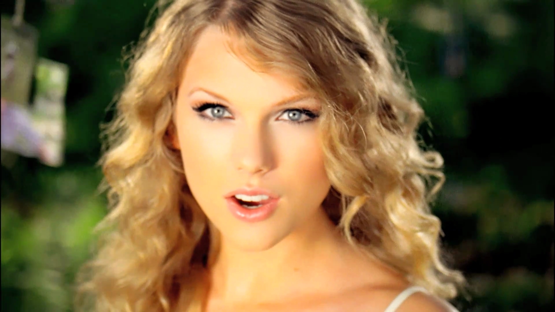 Taylor Swift Wallpaper HD For Desktop