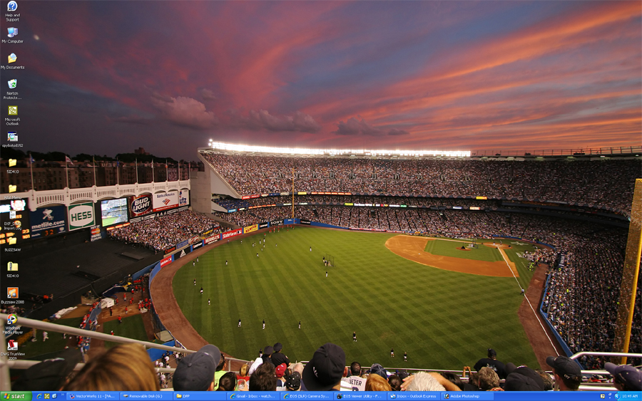 Bạn là fan của đội bóng New York Yankees? Hãy tải ngay hình nền sân vận động Yankee miễn phí, để cảm nhận được không khí sôi động của trận đấu và lòng hân hoan của các cổ động viên khi đội bóng nhà thắng lợi.