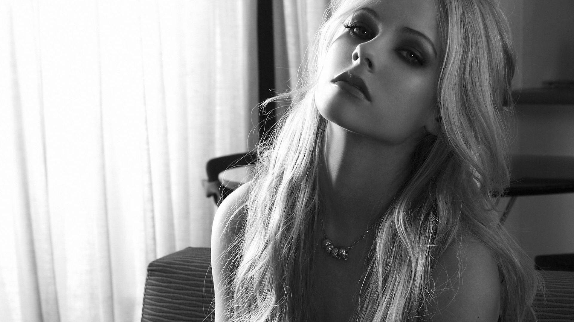 Avril Lavigne Black And White HD Wallpaper Of
