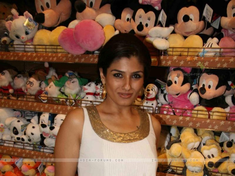 Free download Raveena Tandon at Hamleys toy store launch at Phoenix