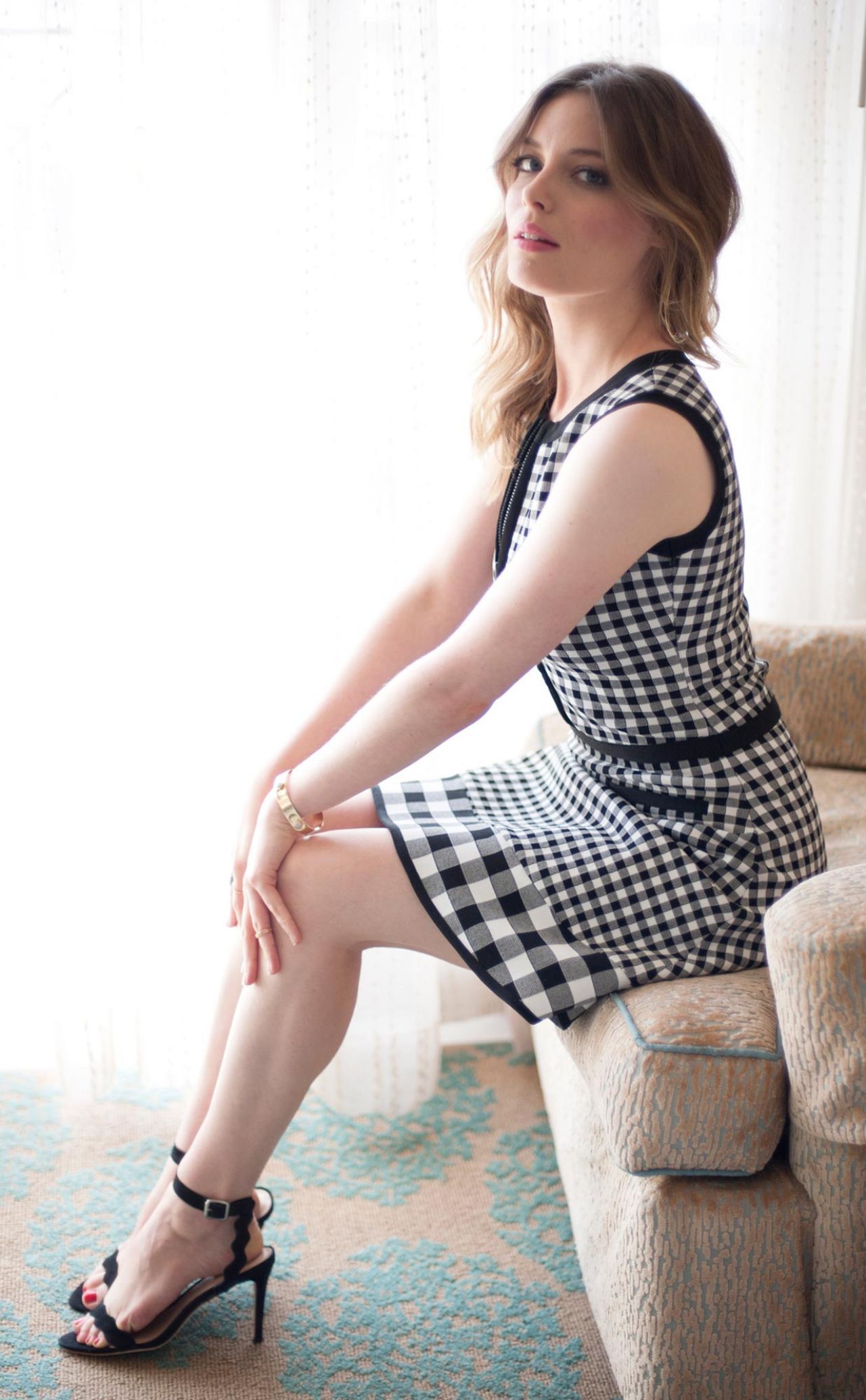 Gillian Jacobs With Resolutions Pixel
