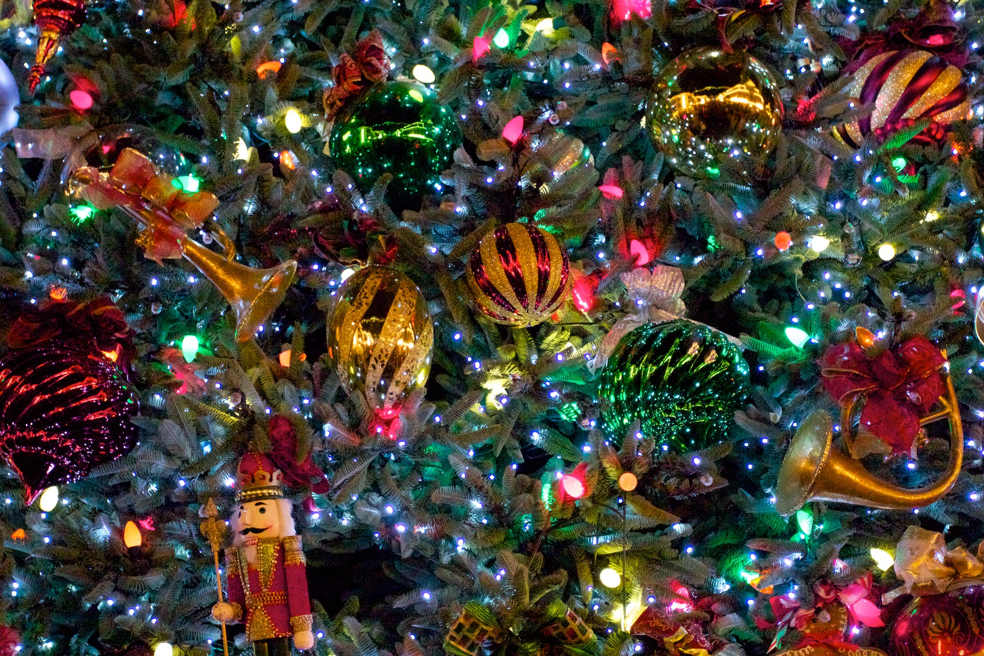 Desktop Wallpaper Christmas Tree In HD