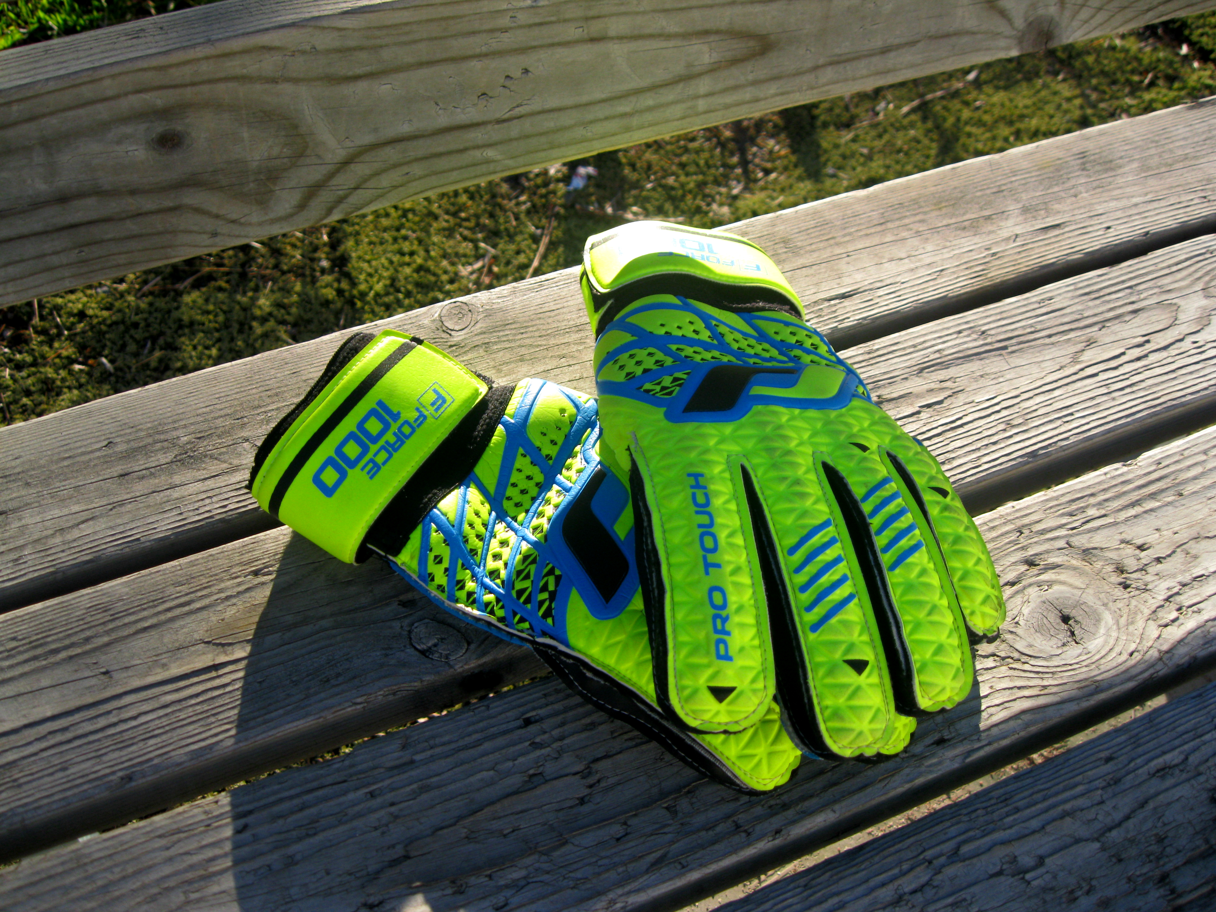File Football Goalkeeper Gloves Force Jpg Wikimedia Mons