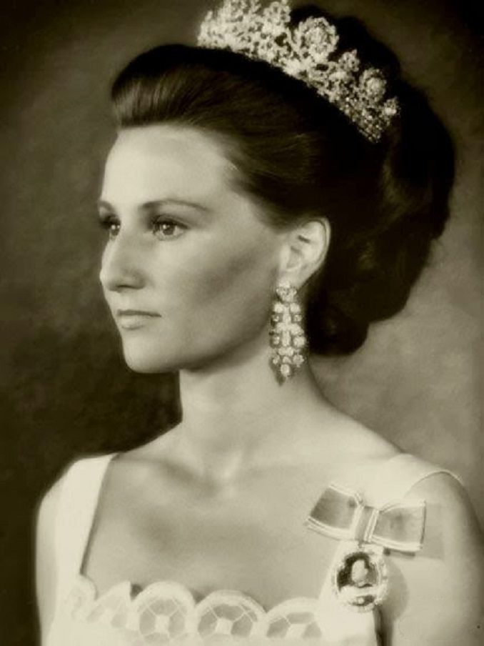 Queen Sonja Young H M Of Norway