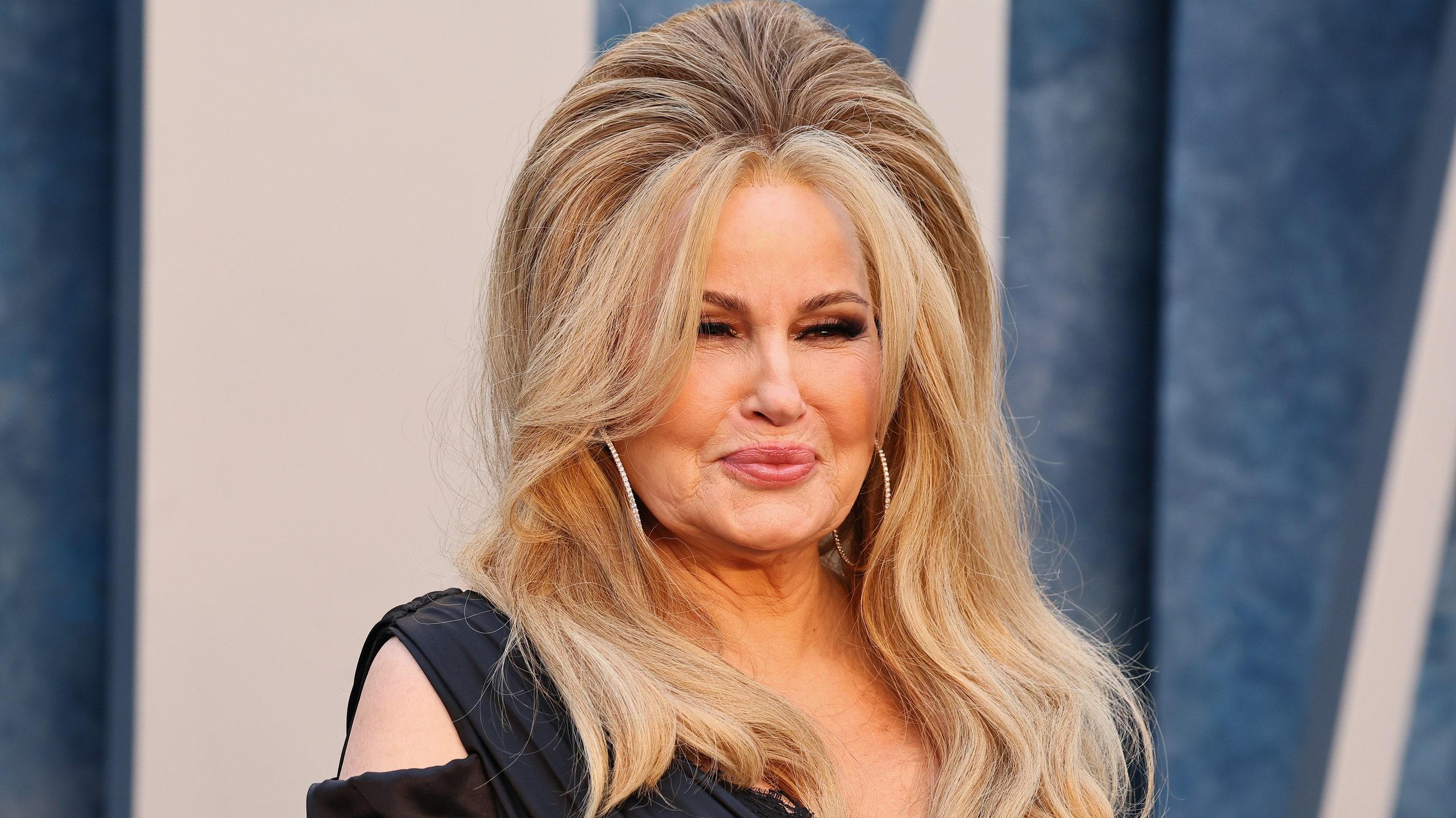 Jennifer Coolidge In A Faux Bob And Bangs Is Everything I Didn T