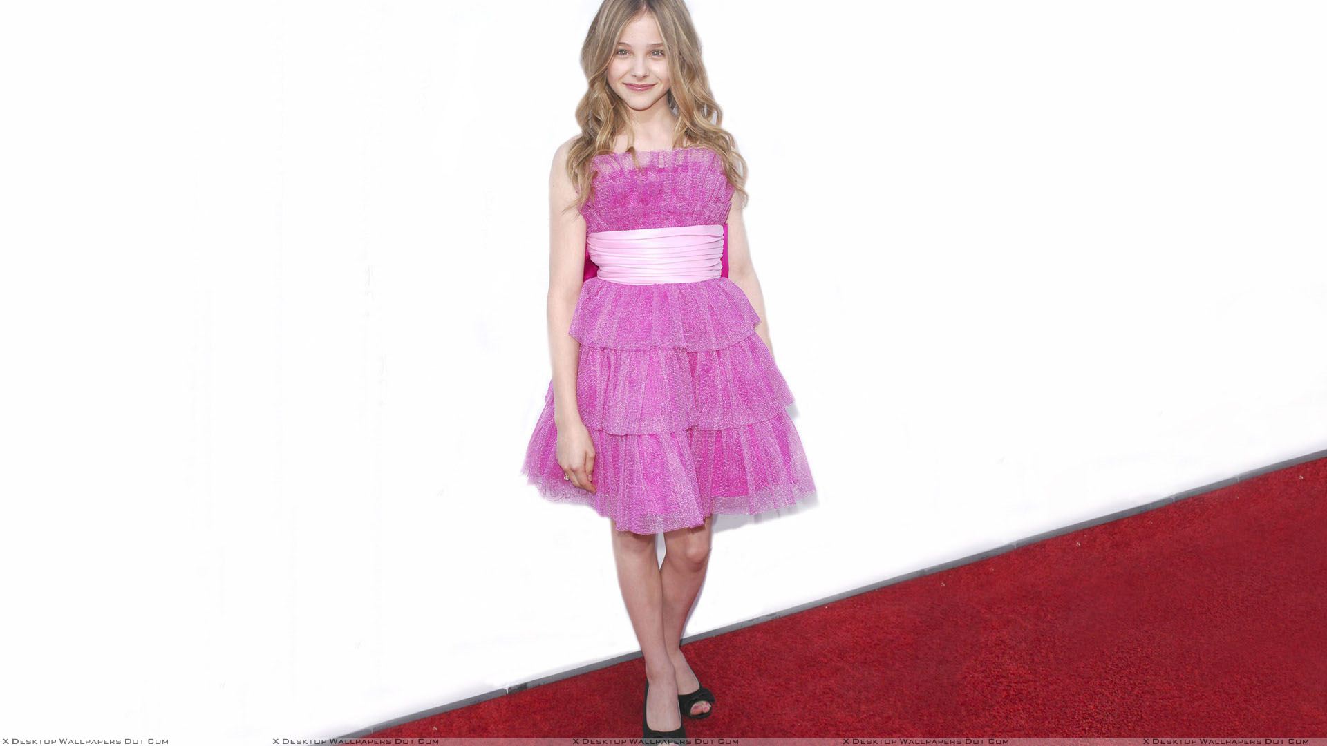 Chloe Grace Moretz Sweet Smiling Pose In Pink Dress Wallpaper