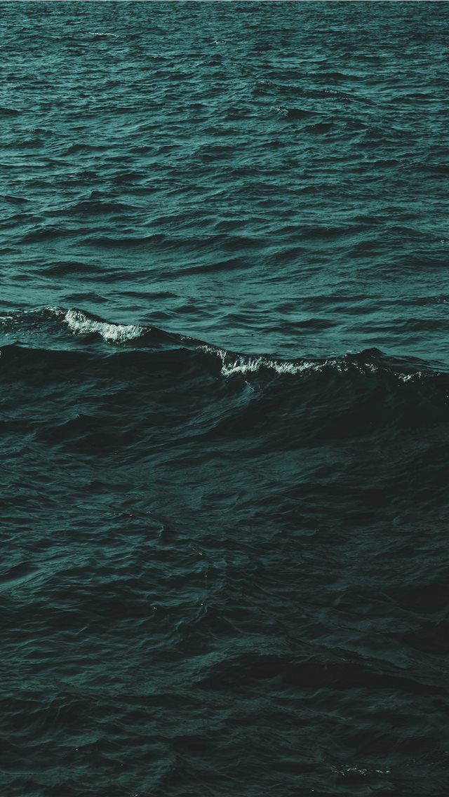 Bức ảnh nền sóng của đại dương màu xanh đậm được tô điểm trên các trang web nền tảng miễn phí. Đây là lựa chọn tuyệt vời cho những người yêu thích màu xanh đậm và những bức ảnh đẹp được chụp từ thiên nhiên. Hãy xem bức ảnh nền này trên WallpaperSafari.