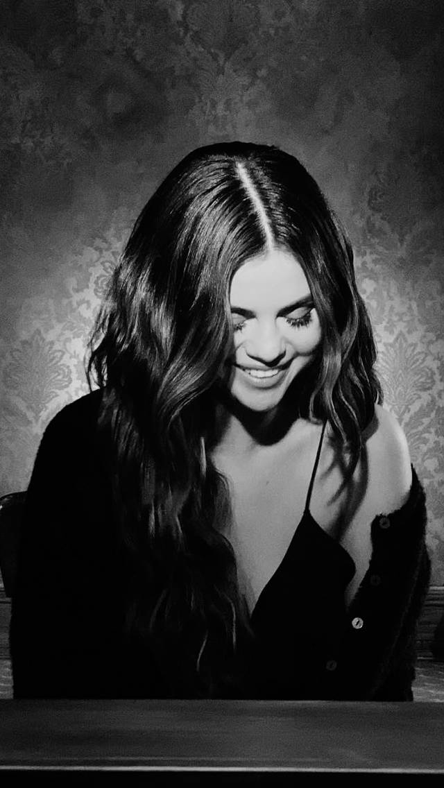 Famous Tiktokers Selena Gomez K3twh02i6onfphzj Wallpaper
