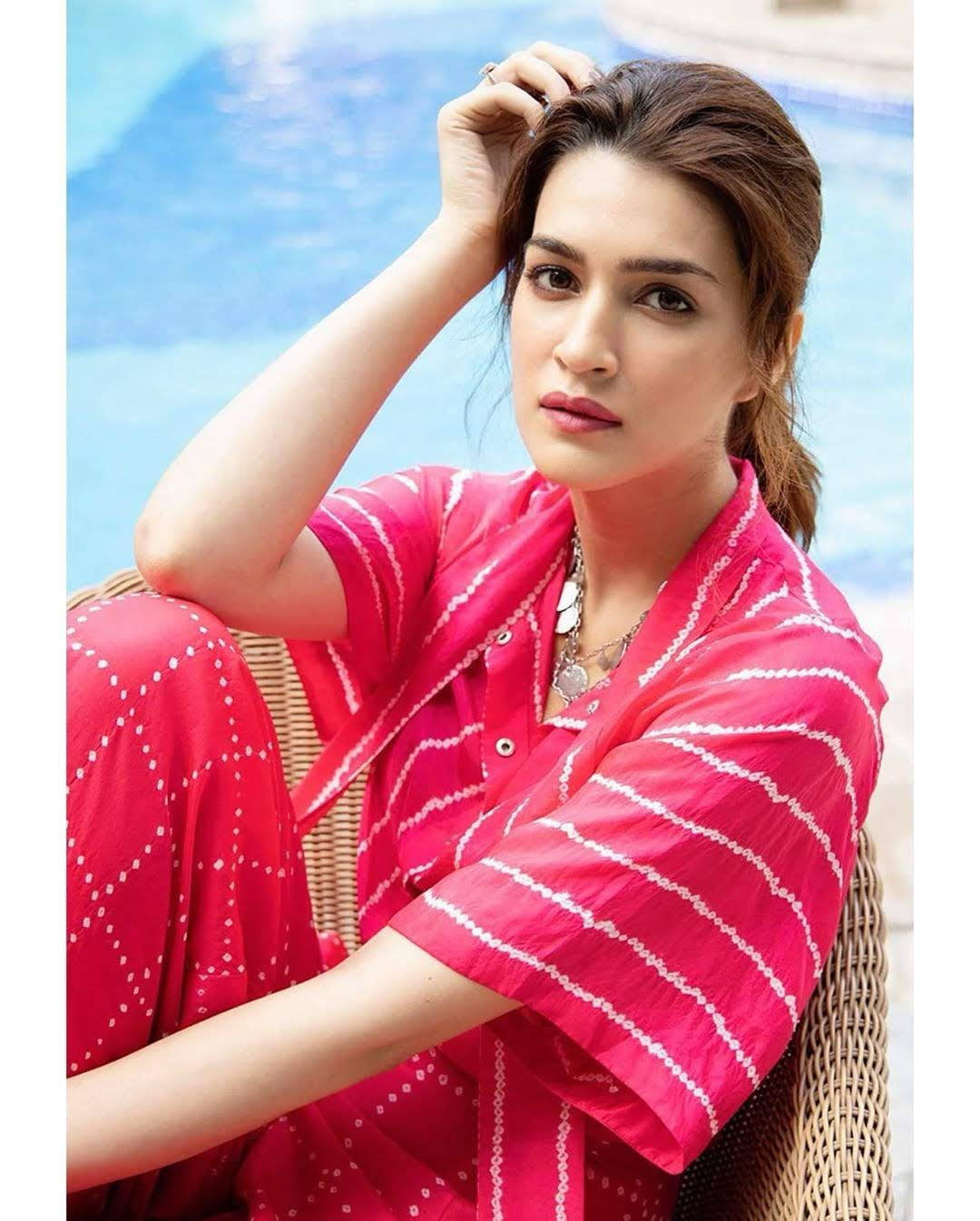 Kriti Sanon Pool HD Wallpaper