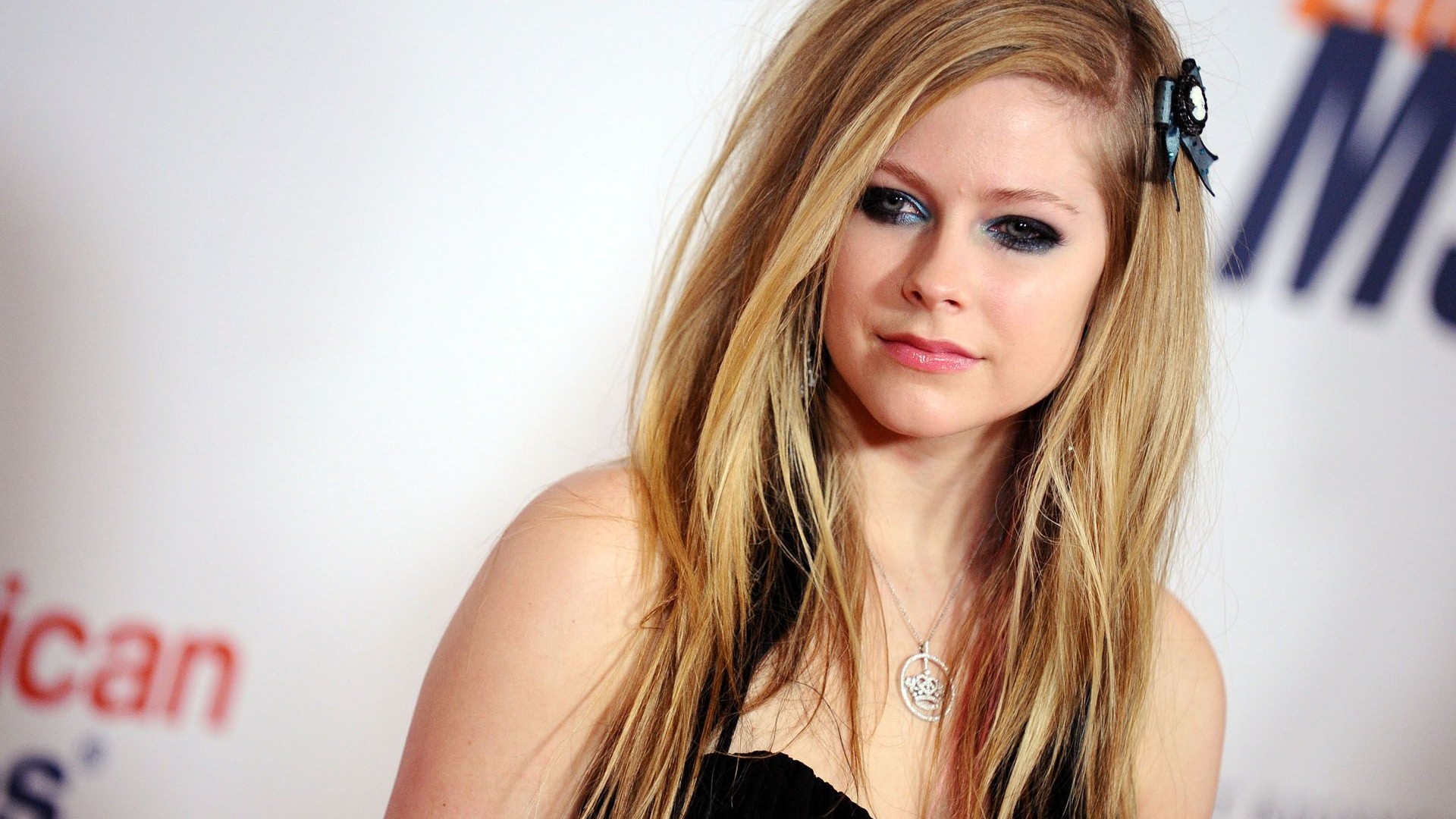 Beautiful And Cute Avril Lavigne Wallpaper HD