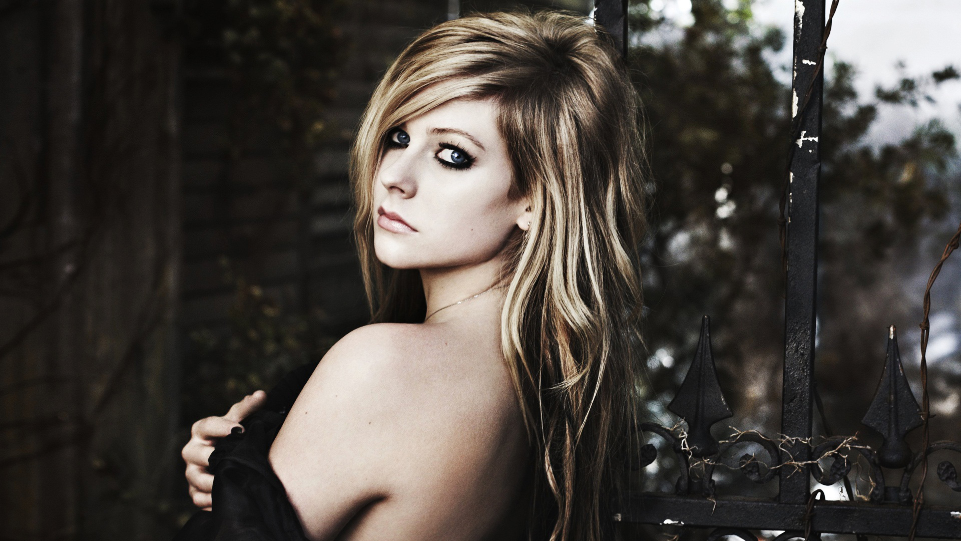 Download Singer Avril Lavigne Wallpaper  Wallpaperscom