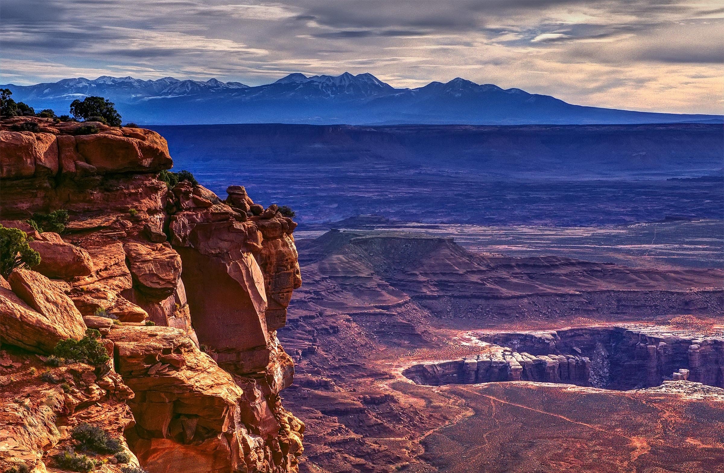  Park near Moab Utah desert landscape mountains wallpaper background 2400x1569