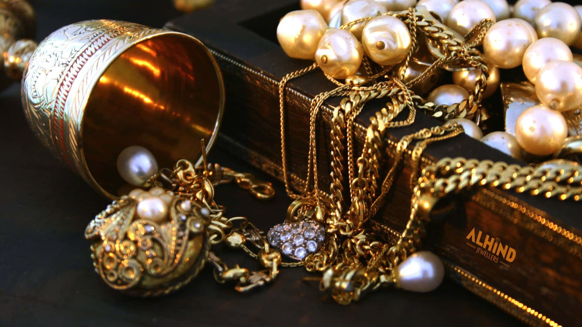 Luxurious Jewelry Design To Add A Touch Of Elegance And Spice Wallpaper