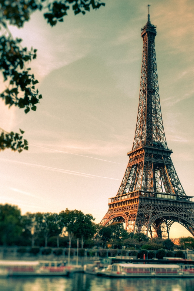 Lovely Eiffel Tower iPhone Wallpaper