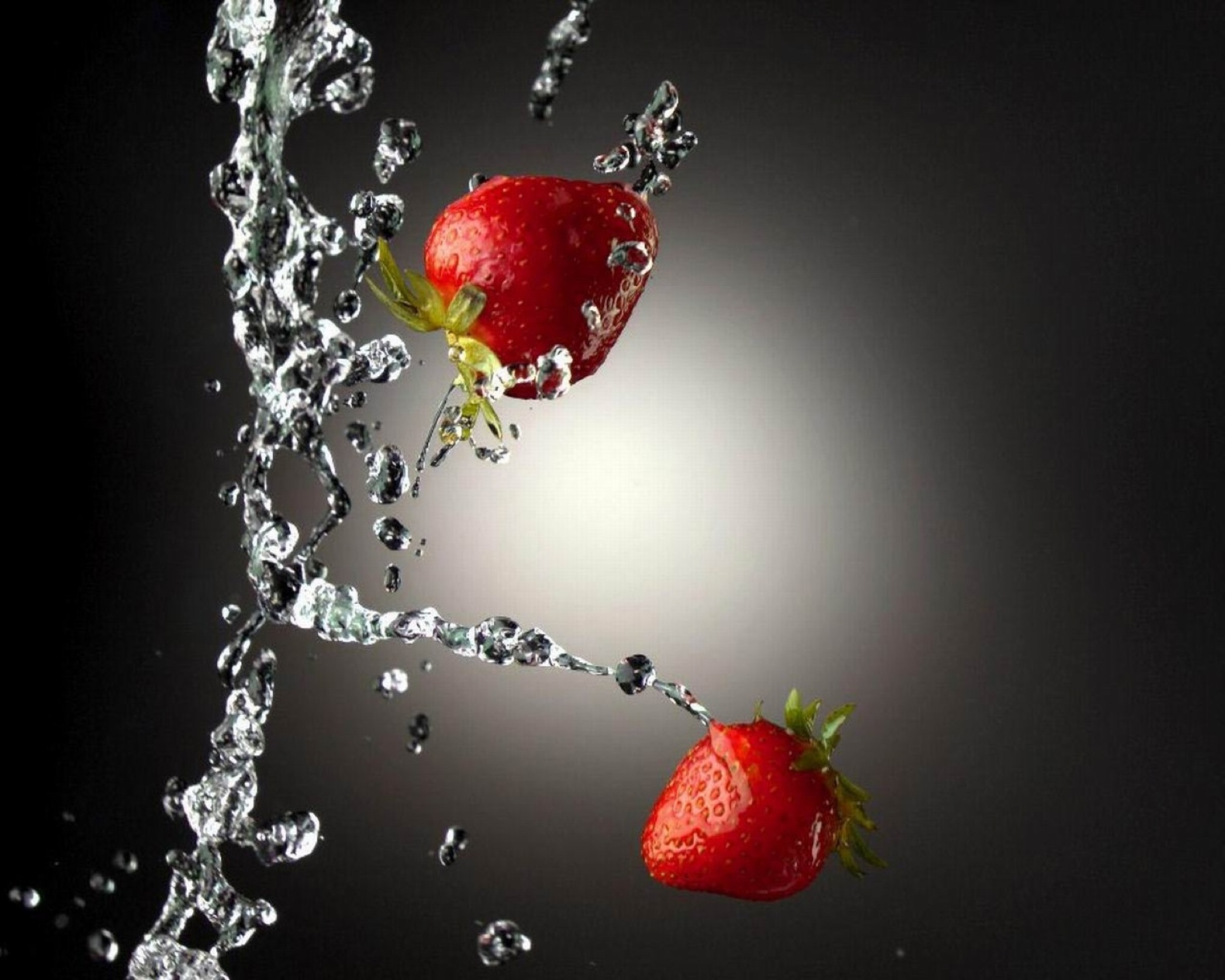 Strawberry In Water Desktop Foto Gambar Wallpaper Film