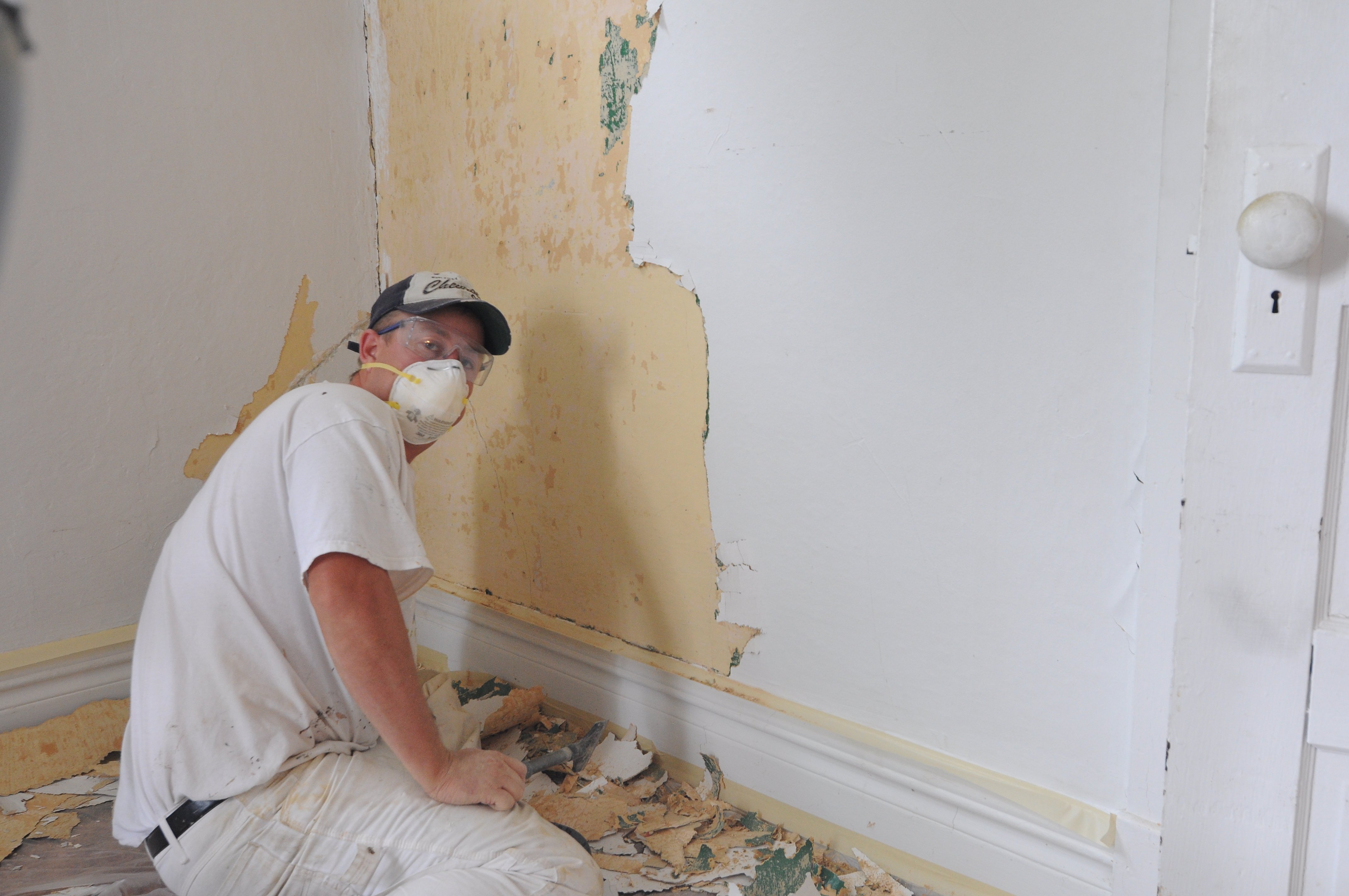 Removing old wallpaper repairing walls 4288x2848