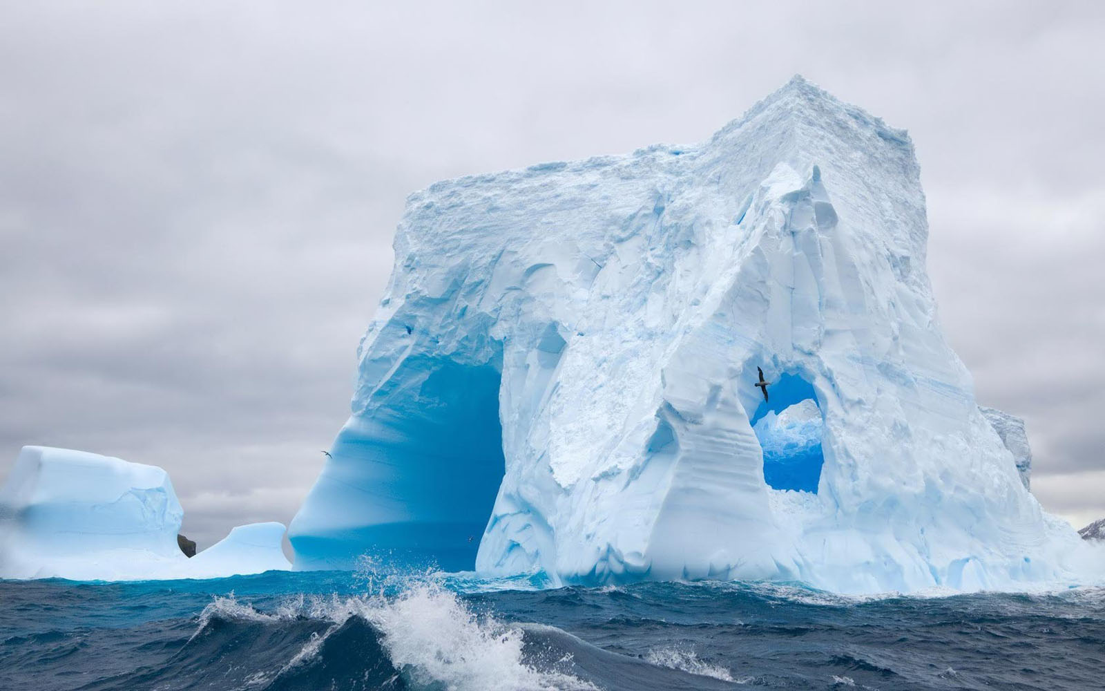 Wallpaper Huge Antarctic Iceberg
