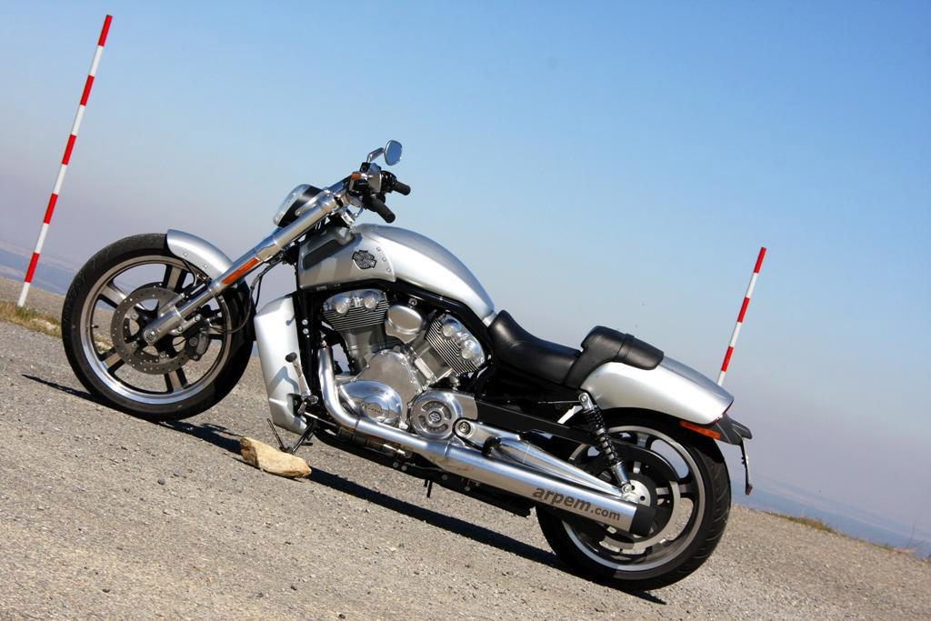 Foto Harley Davidson Vrscf V Rod Muscle Vista Moto Circulando HD
