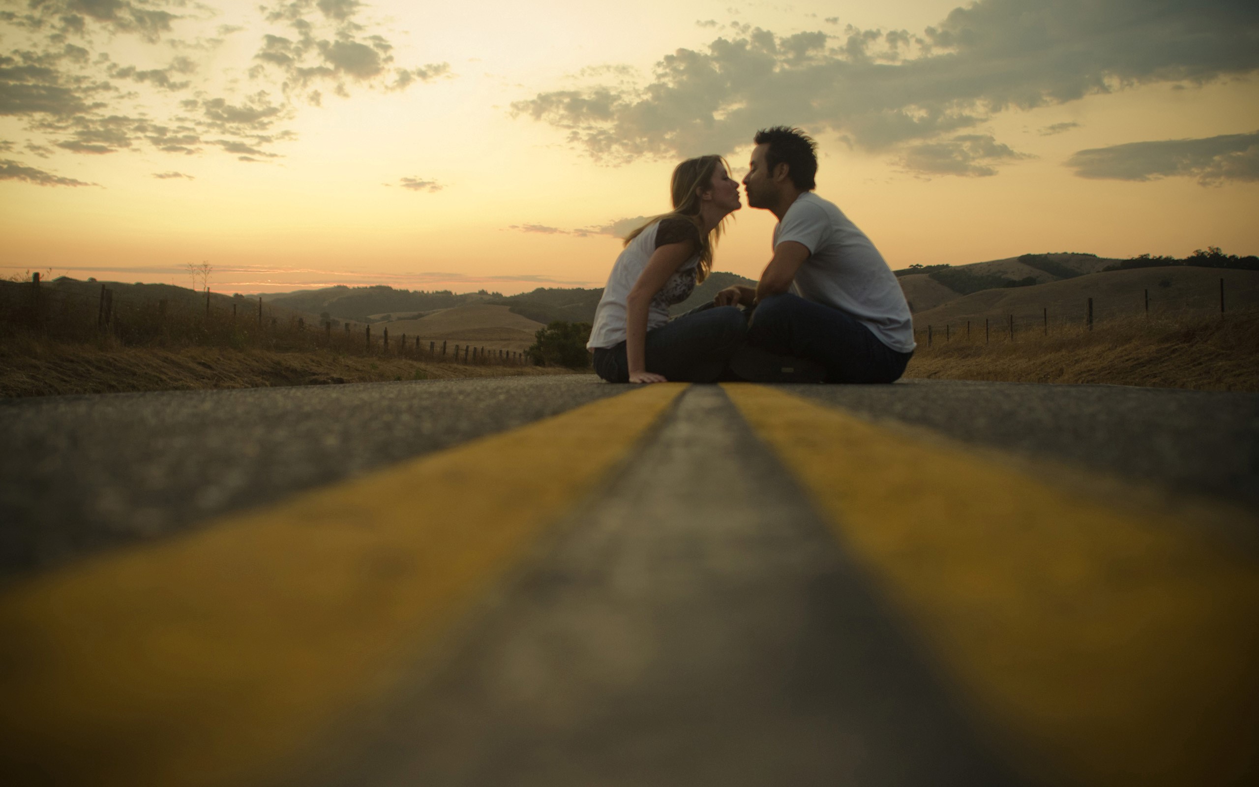 Cute Couple Doing Romance On Road Wallpaper HD