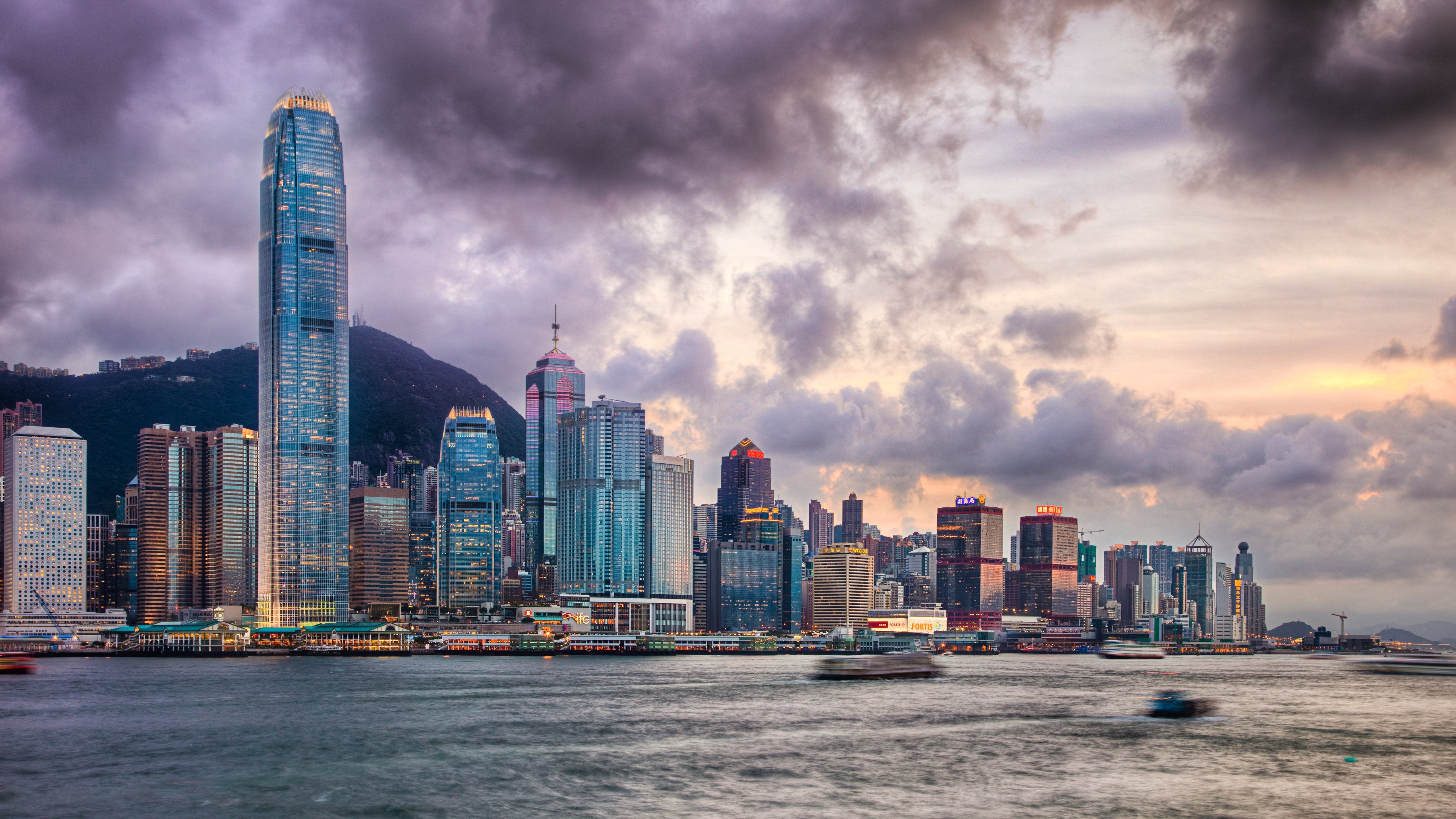 Tìm kiếm cho mình một hình nền độc đáo và miễn phí? Với bộ sưu tập Hình nền Hong Kong miễn phí, bạn sẽ khám phá được những thước hình đầy lôi cuốn về thành phố sôi nổi này. Cùng ngắm nhìn trọn vẹn các chòm đèn neon lung linh, các tòa nhà cao chọc trời hay cảnh quan thiên nhiên ngoạn mục tại Hong Kong ngay bây giờ!