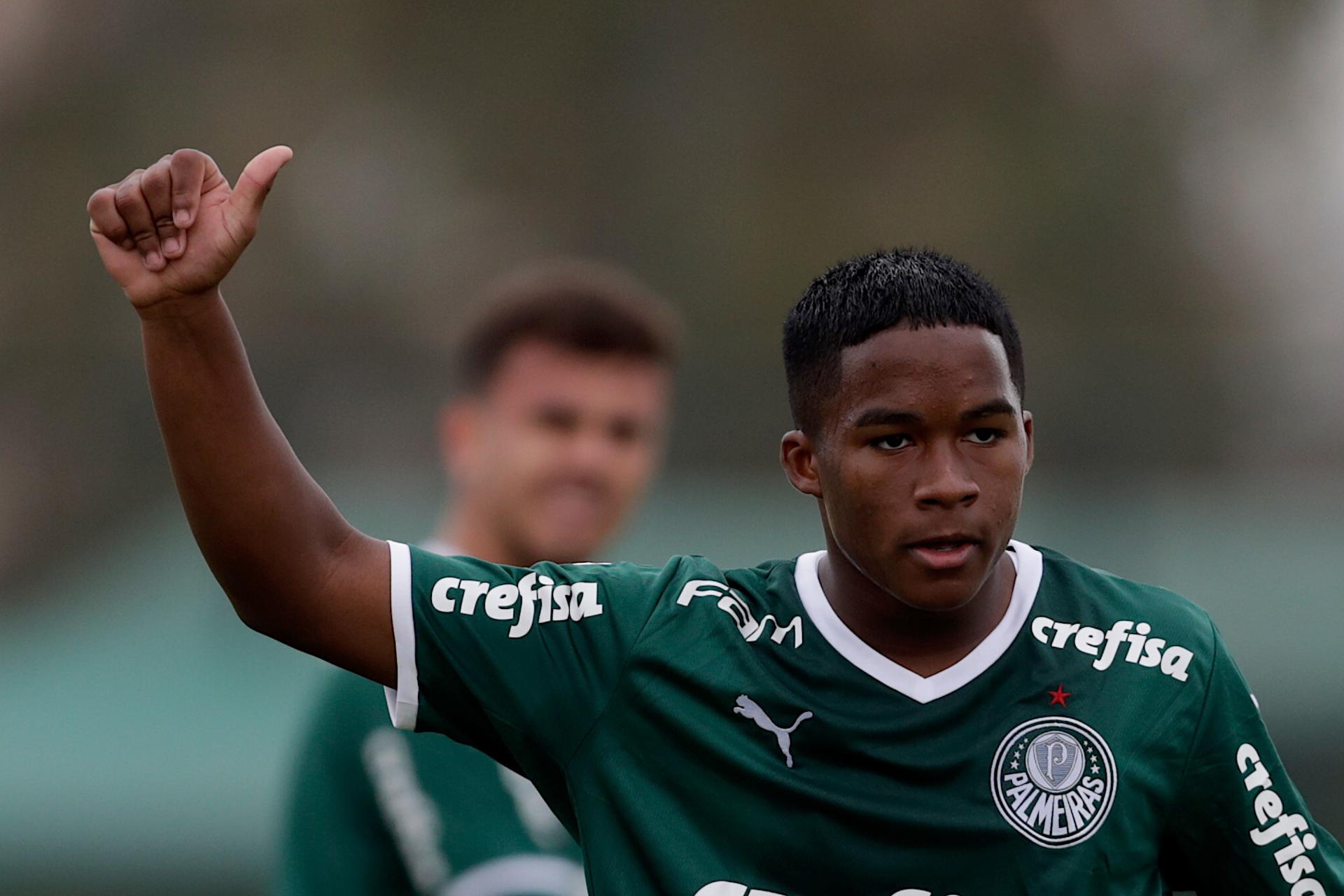 Endrick Felipe giving a thumbs up during a Palmeiras training session