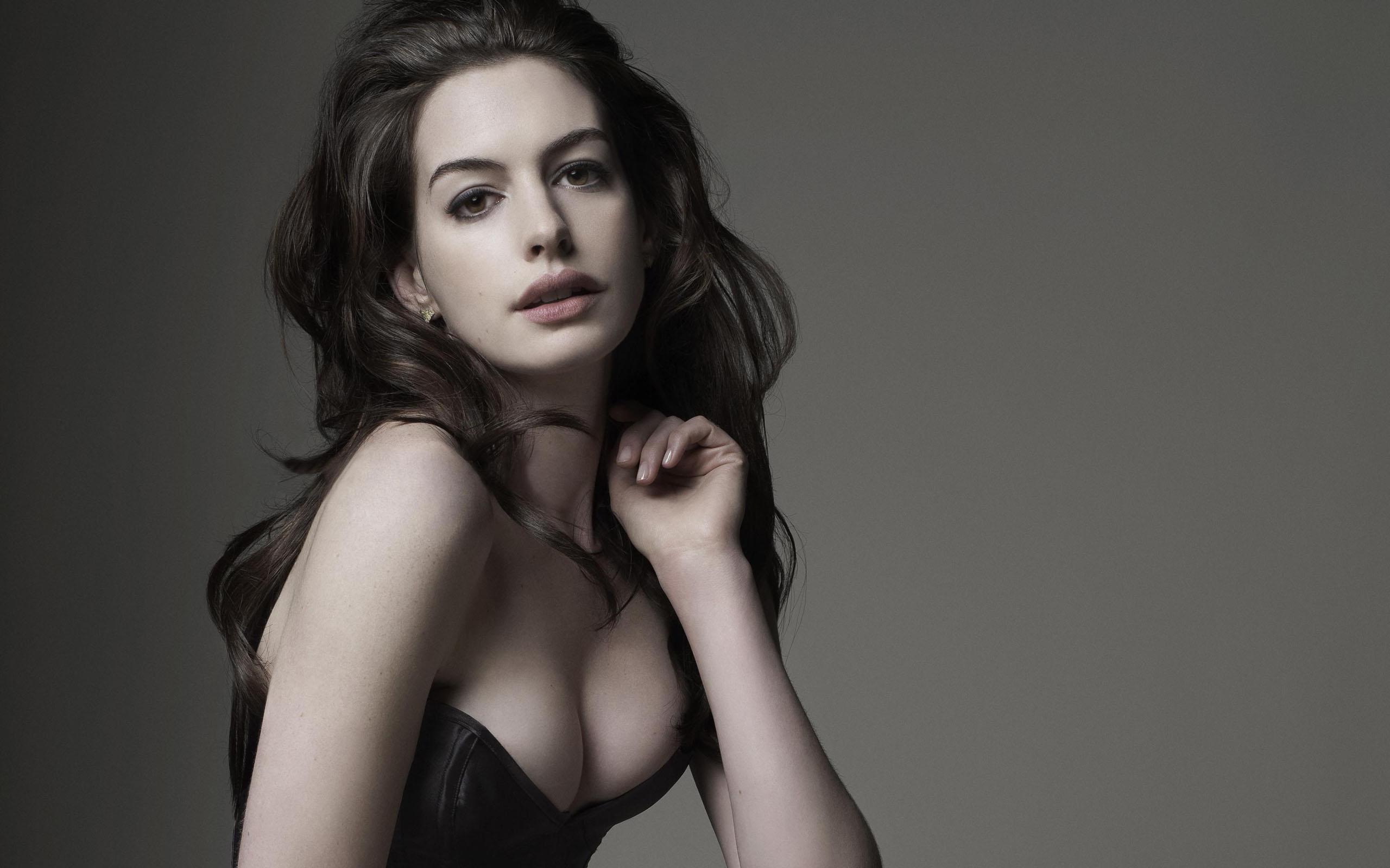 Anne Hathaway Pose Exclusive HD Wallpaper