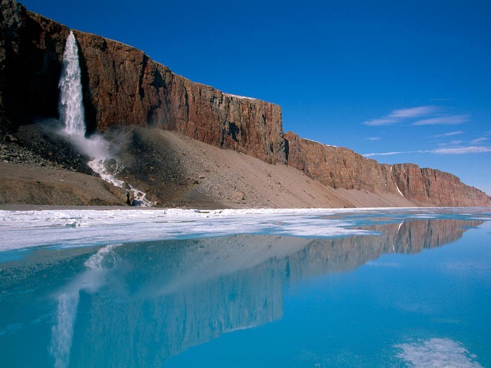 Photo Waterfall And Turquoise Water On Baffin Island