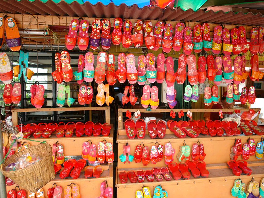 Wallpaper 211kb Of A Colourful Shop In Malacca Selling Wooden Shoes